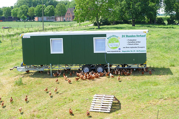 Der mobile Hühnerstall ermöglicht den Tieren einen freien Auslauf auf unseren grünen Wiesen in Prummern.