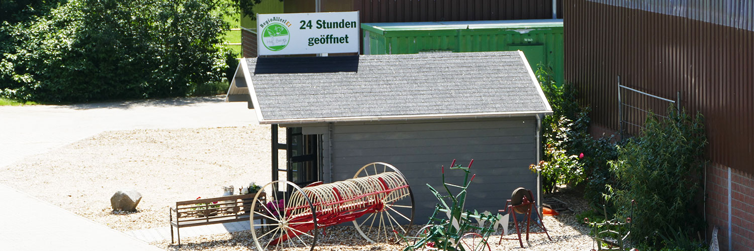 Im Verkaufshäusschen auf dem Hof Bergs befinden sich mehrere Verkaufsautomaten mit frischen Produkten.