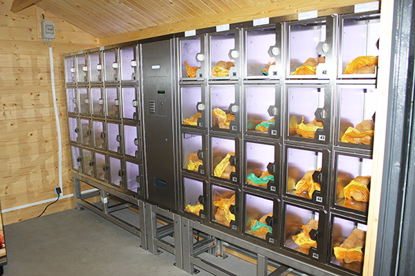 In den Verkaufsautomaten auf dem Bauernhof Bergs erhalten Sie frische Produkte aus der Region.